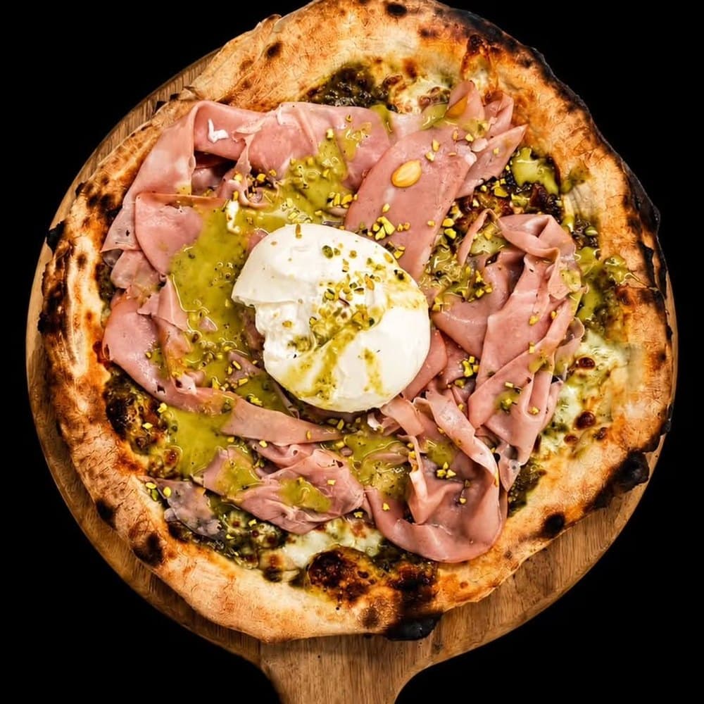 Pizza Individuell — Mortadella, Burrata und Pistazie